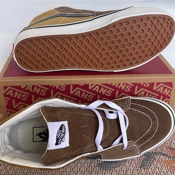 Vans WMNS Sk8-Hi Canvas/Suede Pop Brown/Mu
VN000CMXBF0
Sneakers - Picture 14 of 16